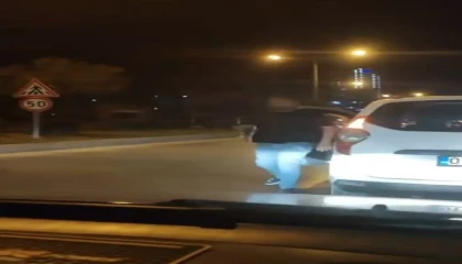 Trafikte tartıştığı sürücüye yumruk attı, o anlar kamerada