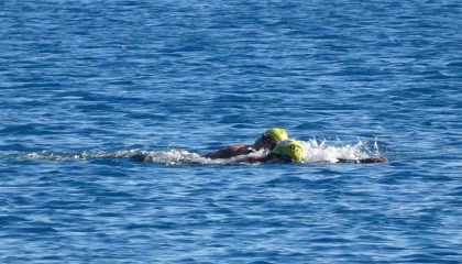 Türkiye kar esaretindeyken, Antalyada kar manzarası eşliğinde denize girdiler