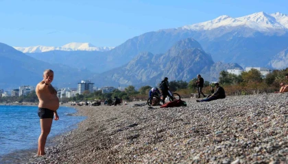 Türkiye karla mücadele ederken Antalyada deniz sefası