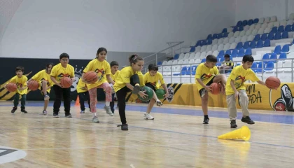 Ücretsiz Basketbol Kursları çocuklara hem spor hem gelecek sunuyor