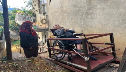 Üvey oğlum demedi, engelli oğluna eğitimi için hamallık yaparak evine raylı sistem kurdu