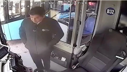 Yaşlı adamın otobüste unuttuğu içinde 4 bin euro olan çantanın başında adeta nöbet tuttu