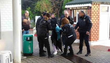 Yola bıraktığı çanta polisi alarma geçirdi, gözaltına alınırken güçlük yaşattı