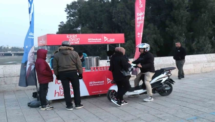 Yüreğir Belediyesinden vatandaşa sıcak çorba ikramı