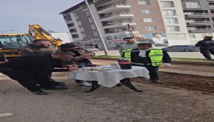 Yürek ısıtan görüntü; gece gündüz mesai yapan belediye personeline pasta kesip, mum üflettiler