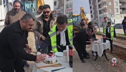Yürek ısıtan görüntü; gece gündüz mesai yapan belediye personeline pasta kesip, mum üflettiler