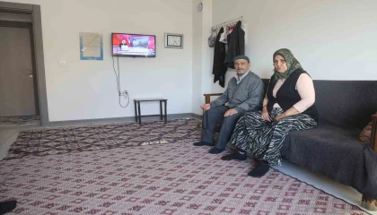 Yuvasına kavuşan depremzede vatandaş, Bakanımız Murat Kurum gibi şantiye şefine can kurban