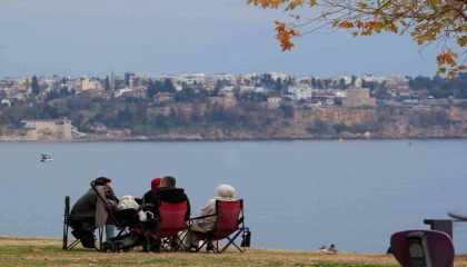 14 ilde sarı kod uyarısı verilirken, Antalyada bahar havası yaşandı