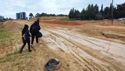 15 yıllık Çukurova Güzel Sanatlar Lisesi çamura teslim