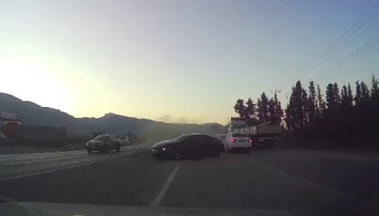 5 aracın karıştığı kaza anbean araç kamerasında