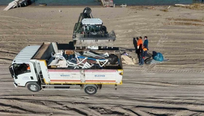 5 saatte sahilden 52 torba çöp topladılar