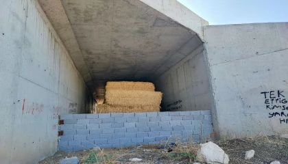 7 yıldır bitmeyen yolun köprü ayakları samanlığa döndü