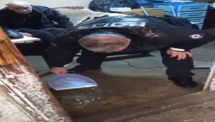 79 yaşındaki adamın evini su bastı, yardımına polis yetişti