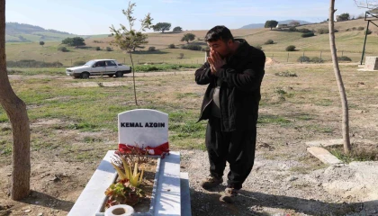 Acılı baba karne gününde maganda kurşunuyla ölen oğlunun kabrinde ağladı