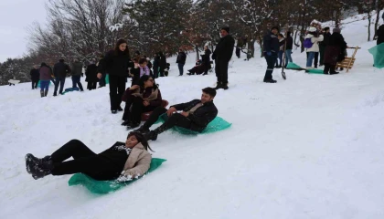 Adana usulü kayak festivali: Leğenle, bidonla, poşetle pistte yarış