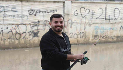 Adanada altyapı isyanı: Esnaf göle dönen sokakta olta attı