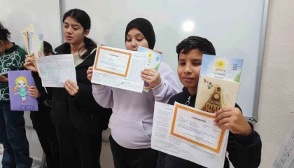 Adanada engelleri aşan karne sevinci: Görme engelli öğrenciler Braille alfabesi ile hazırlanan karnelerini aldı