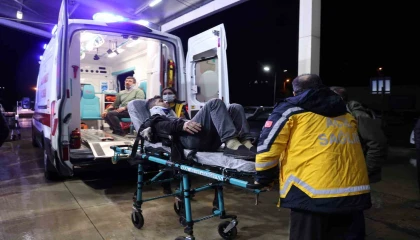 Adanada fabrika işçilerini taşıyan minibüs devrildi: 13 yaralı