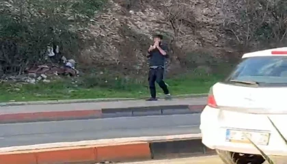 Adanada herkesin gözü önünde poşetle uçucu madde çekti