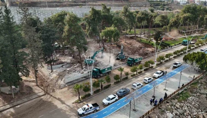 Adanada kaçak işletmeler yıkılıyor