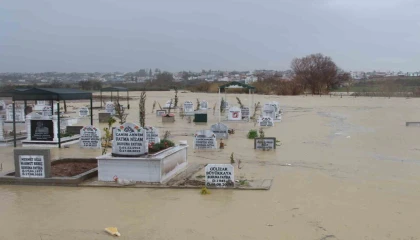 Adanada kanal taştı, mezarlar sular altında kaldı