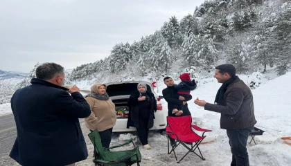 Adanada karla mücadele: Mahsur kalan araçlar kurtarılırken vatandaşlara da sıcak içecek ikramı yapıldı