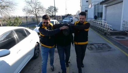 Adanada kaskla servis aracının camını kıran sürücü serbest kaldı