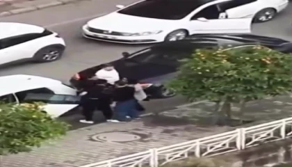 Adanada koca eşini tartaklayıp, otomobiliyle aracına defalarca vurdu