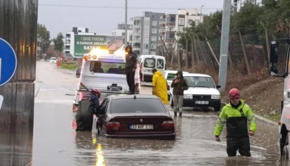 Adanada sağanak hayatı felç etti: Araçlarında mahsur kalan vatandaşları itfaiye kurtardı