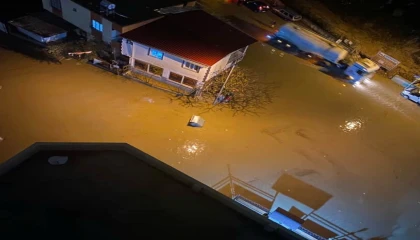 Adanada sağanak yağmur hayatı felç etti: Yollar göle döndü, araçlar mahsur kaldı