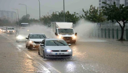 Adanada şiddetli yağış yolları göle çevirdi, apartmanları su bastı