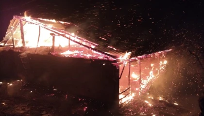 Adanada yangın: Ev ve ahır küle döndü