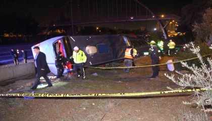 Hatay otobüsü Adanada devrildi: 8 yaralı