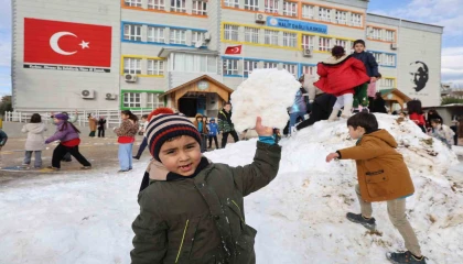 Adanalı öğrencilerin kamyon kamyon kar mutluluğu