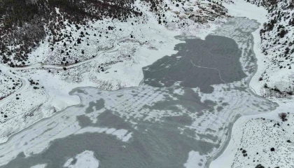 Adananın Sibiryasında Kürebeli Barajı buz tuttu