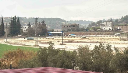 Adanayı sağanak vurdu: Göle dönen caddelerde araçlar mahsur kaldı