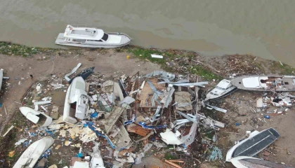 Aksuda sel ve hortum felaketi: Milyonluk tekneler parçalandı, 700 dönüm alanda seralar sular altında kaldı