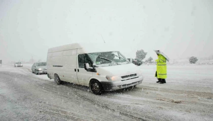Alacabelde kar yağışı etkisini sürdürüyor, kar kalınlığı yer yer 30 santimetreye ulaştı