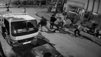 Alacak verecek meselinden birbirlerine girdiler, adliyeye sargılar içinde sevk edildiler