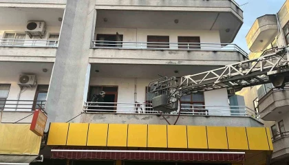 Alanyada 3 katlı binada yangın paniği