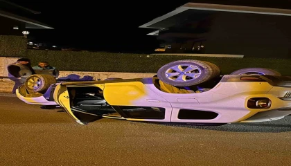 Alanyada beton bariyerlere çarpan otomobil takla attı: 1 yaralı