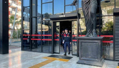 Alanyada görevli polislerin üzerine motosiklet sürdüler, kayıta aldıkları görüntüleri sosyal medyada paylaştılar