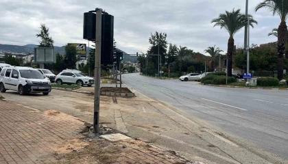 Alanyada kamyon ile çarpışan genç motosikletli hayatını kaybetti