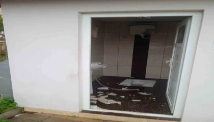 Alanyada umumi tuvaletin camları ve seramiklerini kırdılar