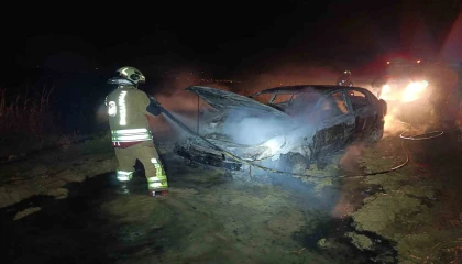 Alevlere teslim olan otomobil kullanılmaz hale geldi