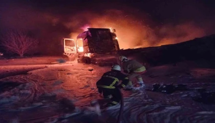 Alevlere teslim olan tır yanarak kullanılamaz hale geldi