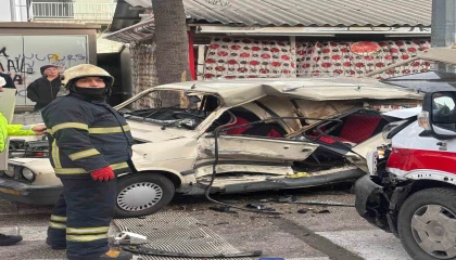 Ambulansla çarpışan otomobil hurdaya döndü: 2 yaralı