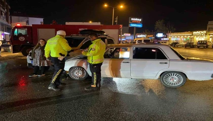 Antalya iki otomobilin çarpıştığı ve 3 kişinin yaralandığı kaza anı kamerada