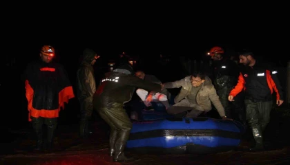 Antalya Kumlucada sağanak yağış tarım arazilerini sular altında bıraktı, araçta mahsur kalan sürücü botla kurtarıldı