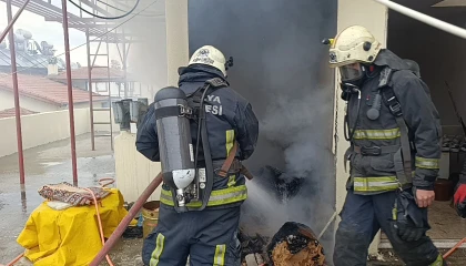 Antalyada 5 katlı apartmanın çatı katında korkutan yangın